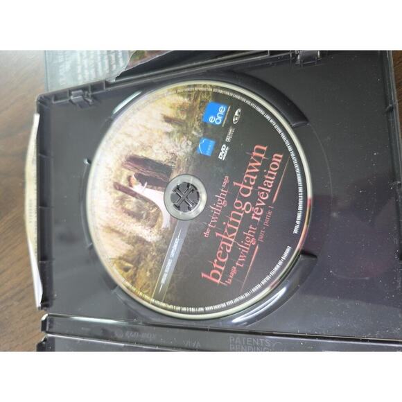 2 DVD Special Edition Sets: The Twilight Saga - Breaking Dawn Part 1, Eclipse - Picture 12 of 16